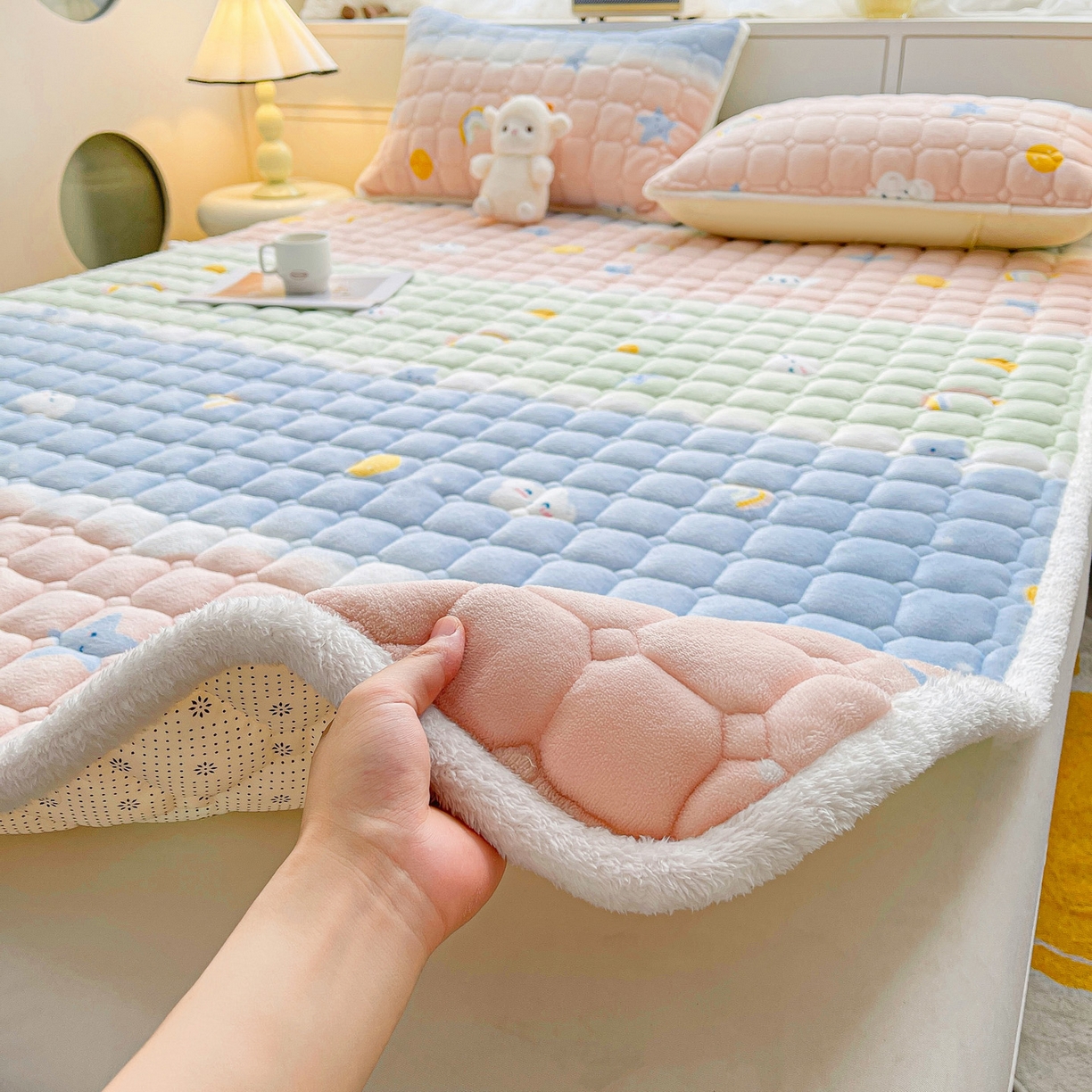 91家纺网 家纺一手货源 找家纺 眠势力 2025新款牛奶绒床垫加绒床褥子秋冬保暖珊瑚绒夹棉床护垫 晴天