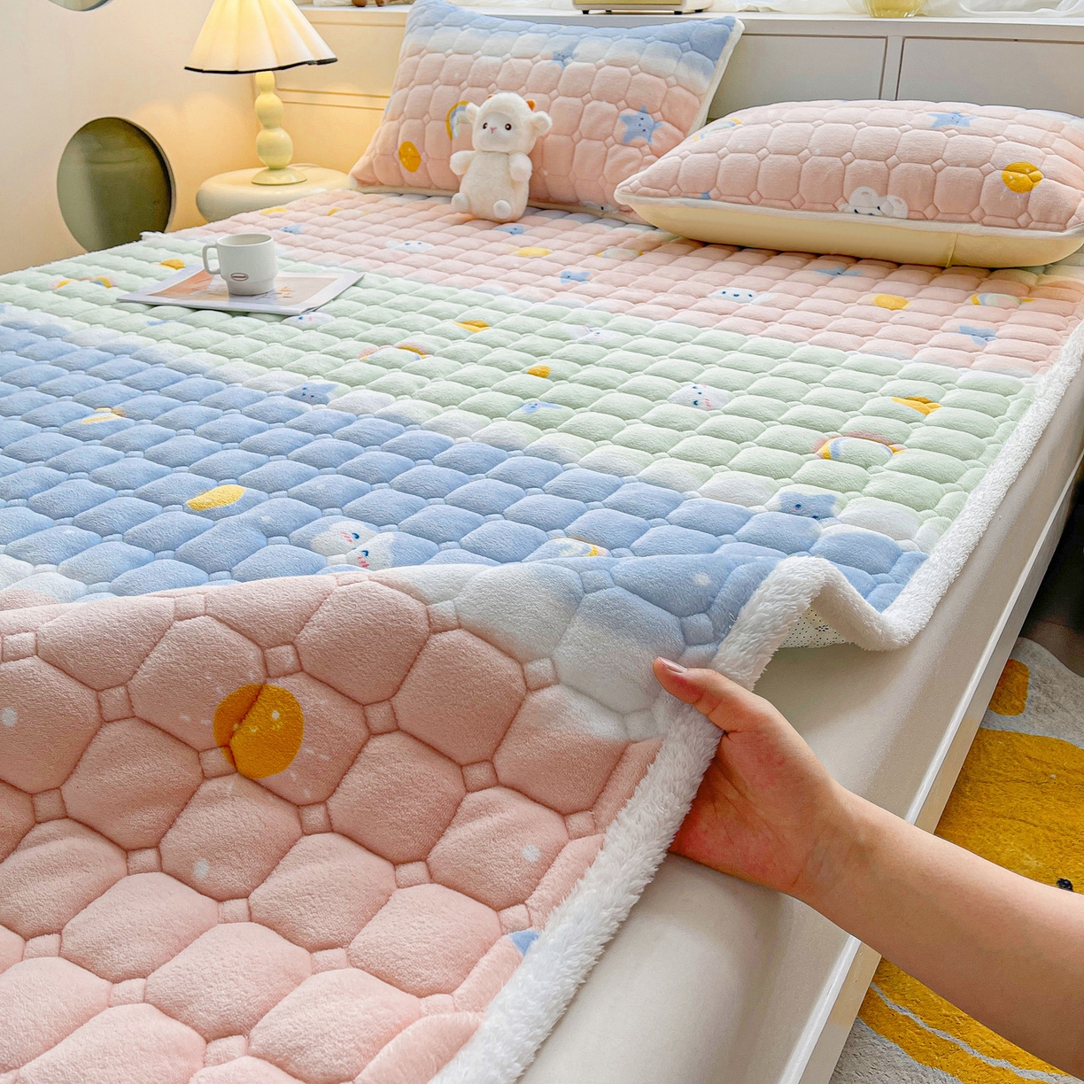 91家纺网 家纺一手货源 找家纺 眠势力 2025新款牛奶绒床垫加绒床褥子秋冬保暖珊瑚绒夹棉床护垫 晴天