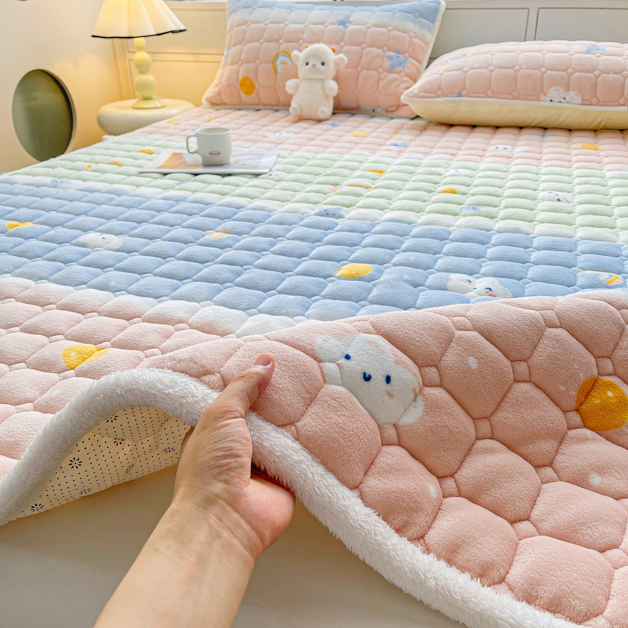 91家纺网 家纺一手货源 找家纺 眠势力 2025新款牛奶绒床垫加绒床褥子秋冬保暖珊瑚绒夹棉床护垫 晴天