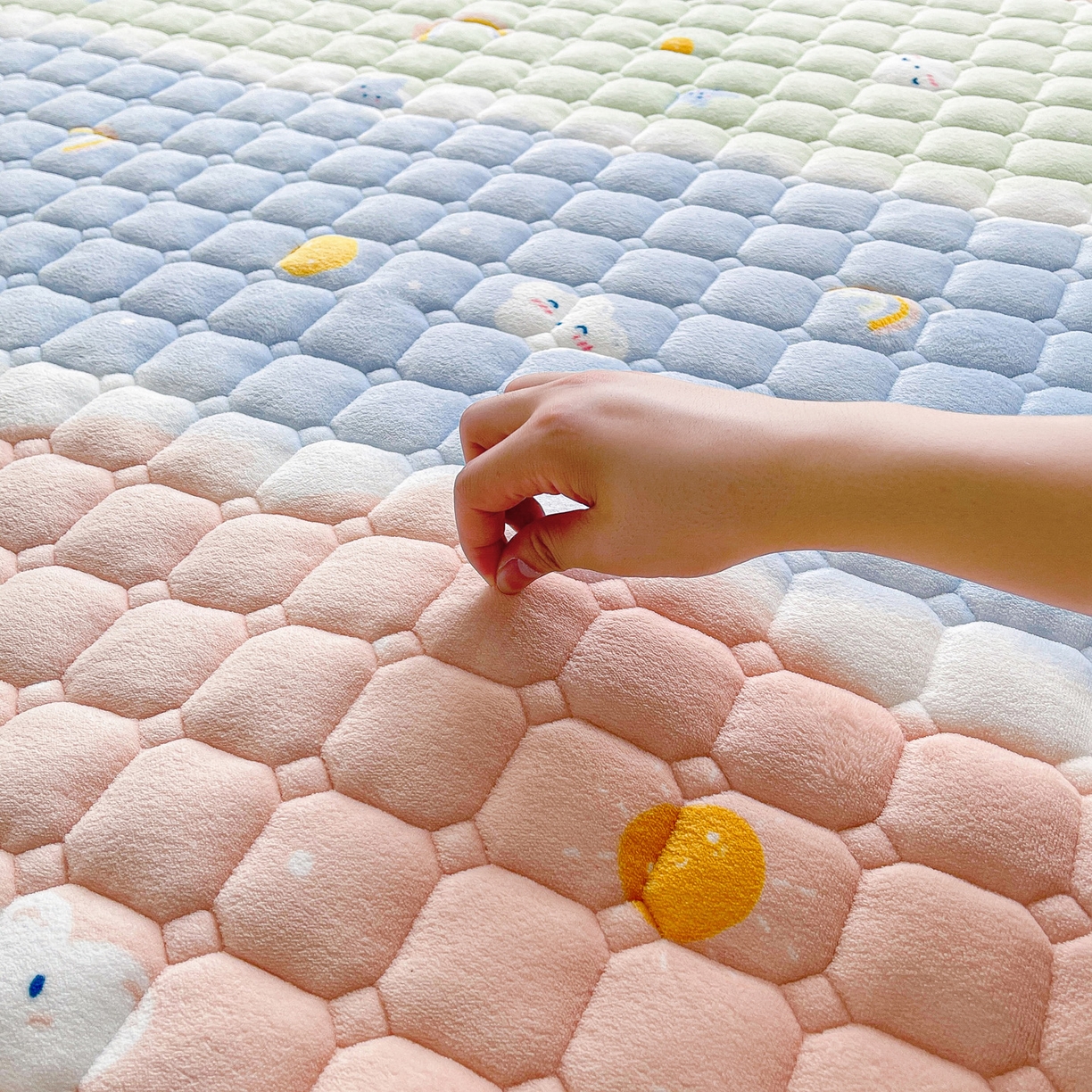 91家纺网 家纺一手货源 找家纺 眠势力 2025新款牛奶绒床垫加绒床褥子秋冬保暖珊瑚绒夹棉床护垫 晴天