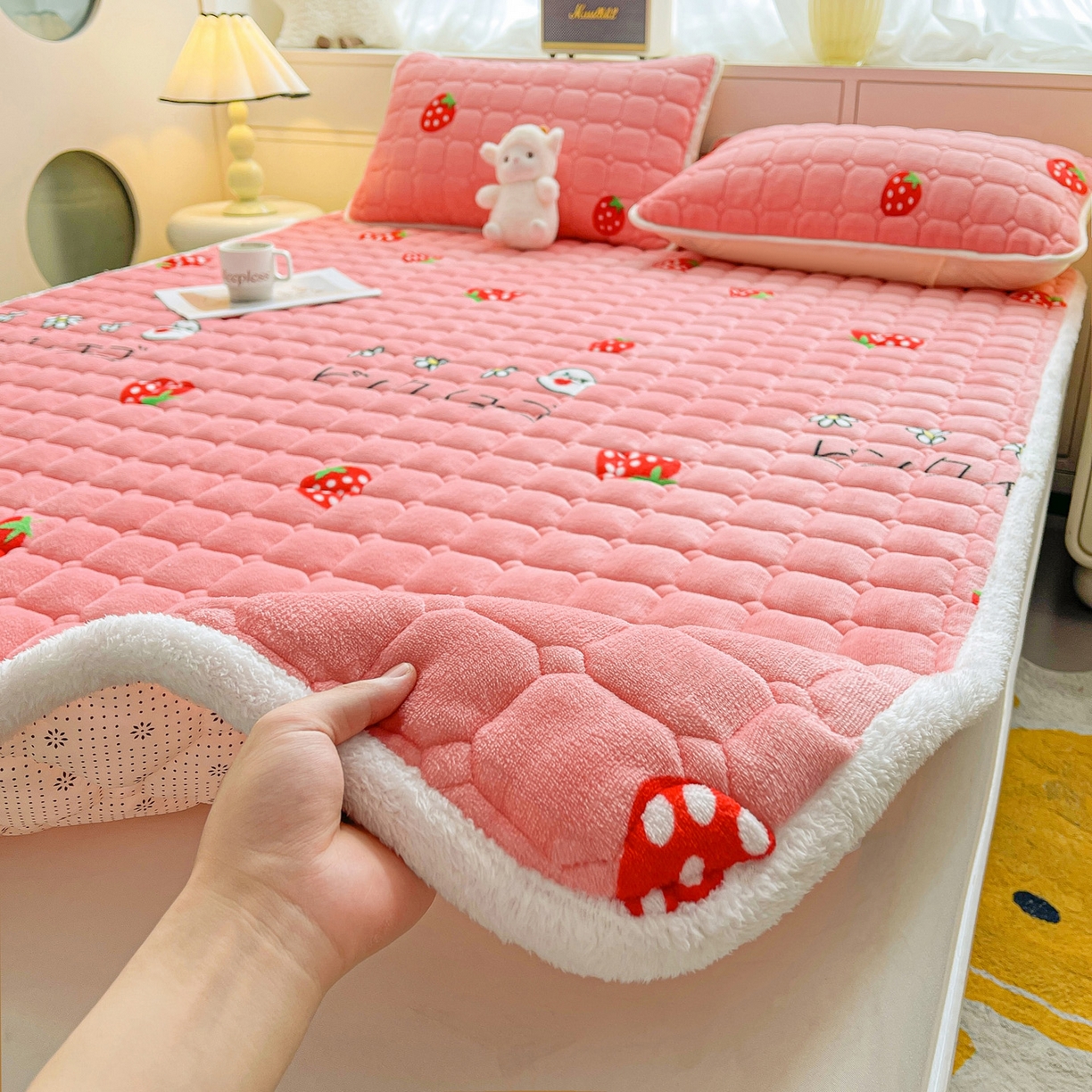91家纺网 家纺一手货源 找家纺 眠势力 2025新款牛奶绒床垫加绒床褥子秋冬保暖珊瑚绒夹棉床护垫 甜心草莓