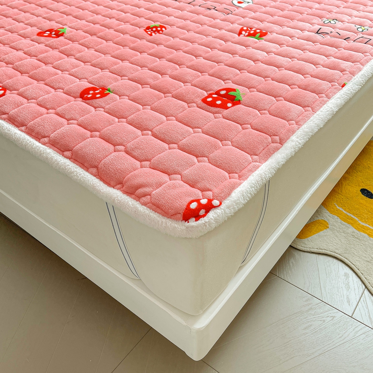 91家纺网 家纺一手货源 找家纺 眠势力 2025新款牛奶绒床垫加绒床褥子秋冬保暖珊瑚绒夹棉床护垫 甜心草莓