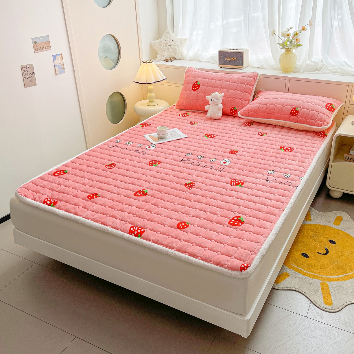 91家纺网 家纺一手货源 找家纺 眠势力 2025新款牛奶绒床垫加绒床褥子秋冬保暖珊瑚绒夹棉床护垫 甜心草莓