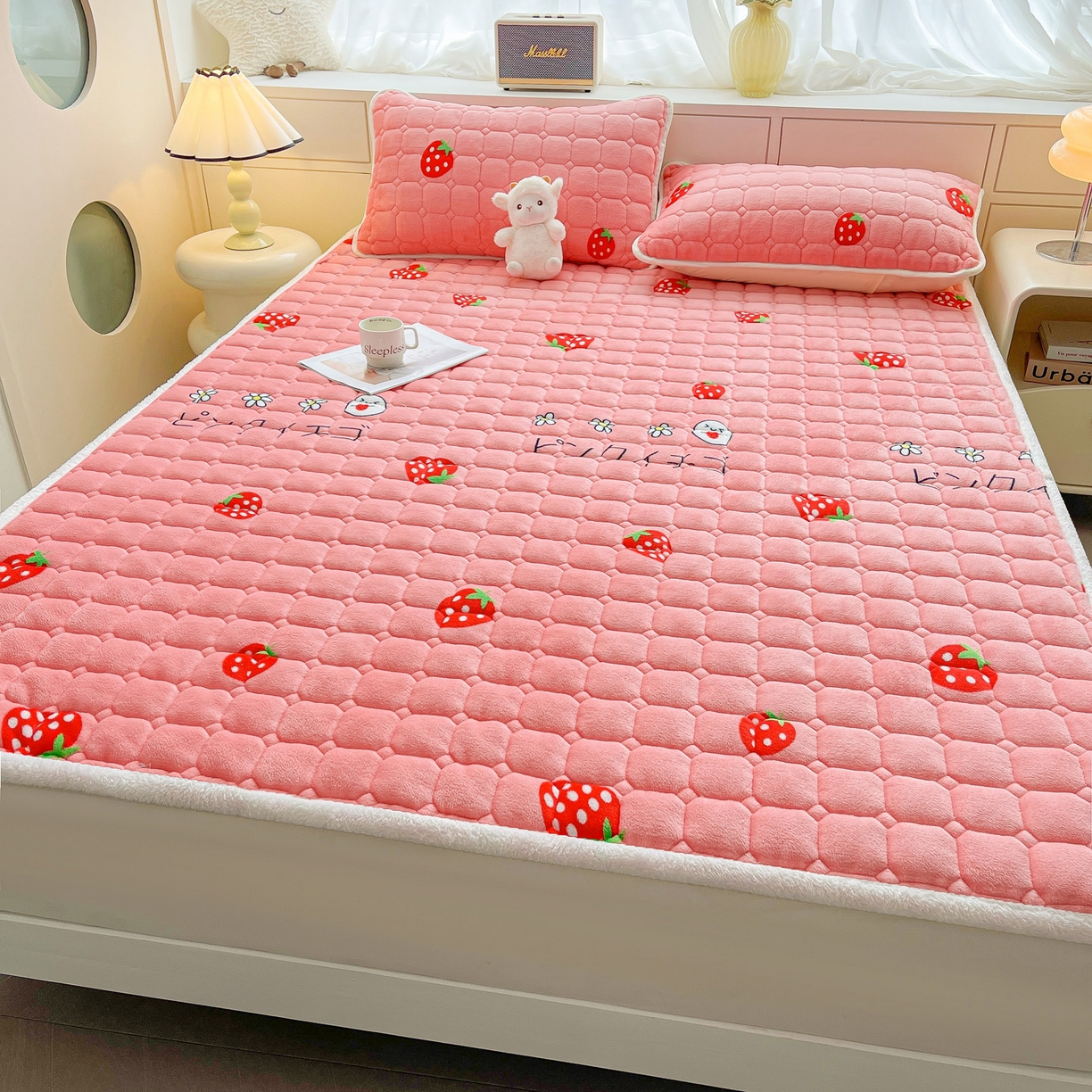 91家纺网 家纺一手货源 找家纺 眠势力 2025新款牛奶绒床垫加绒床褥子秋冬保暖珊瑚绒夹棉床护垫 甜心草莓