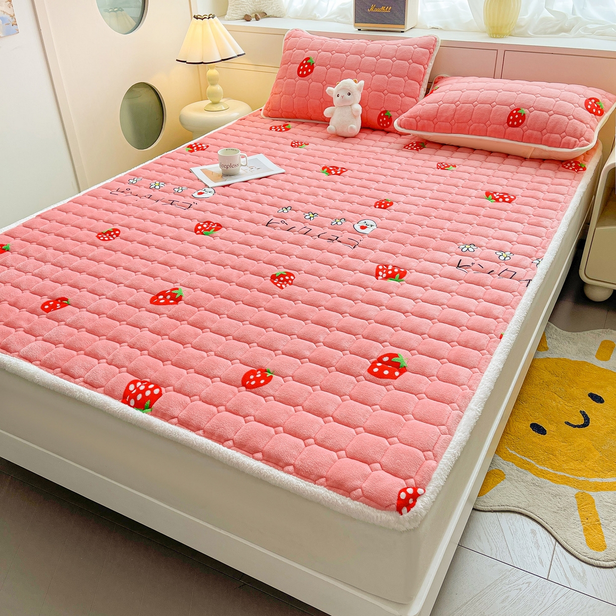 91家纺网 家纺一手货源 找家纺 眠势力 2025新款牛奶绒床垫加绒床褥子秋冬保暖珊瑚绒夹棉床护垫 甜心草莓