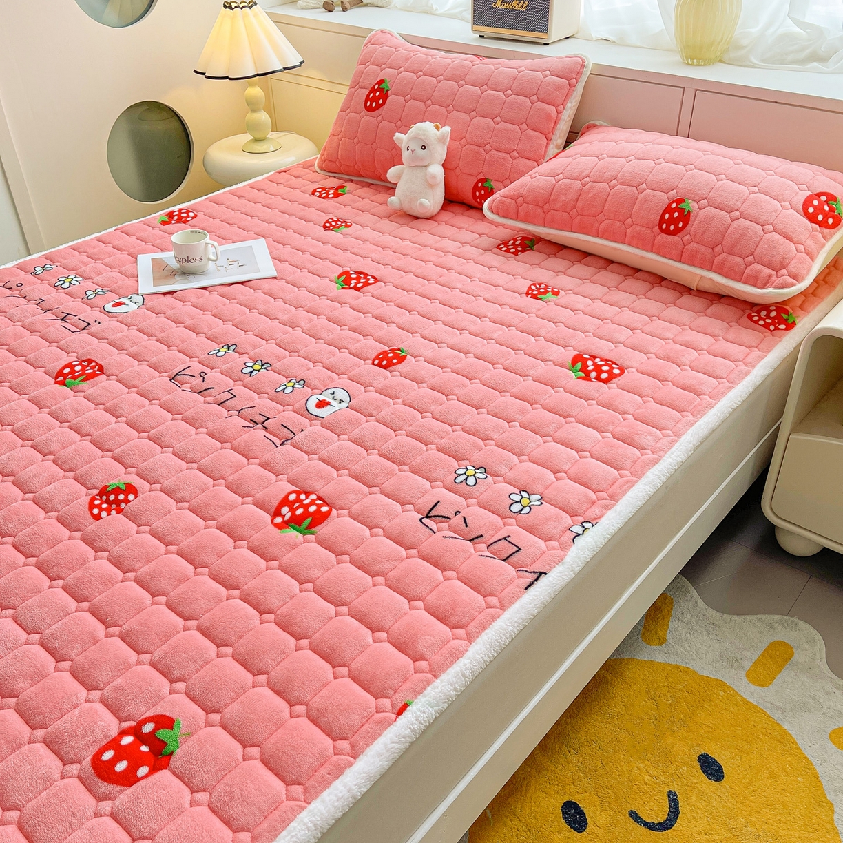 91家纺网 家纺一手货源 找家纺 眠势力 2025新款牛奶绒床垫加绒床褥子秋冬保暖珊瑚绒夹棉床护垫 甜心草莓