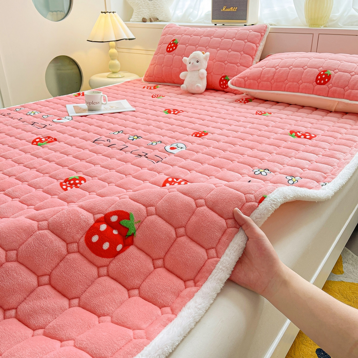 91家纺网 家纺一手货源 找家纺 眠势力 2025新款牛奶绒床垫加绒床褥子秋冬保暖珊瑚绒夹棉床护垫 甜心草莓