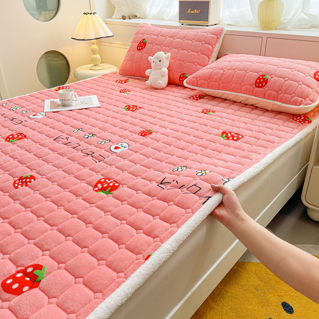 91家纺网 家纺一手货源 找家纺 眠势力 2025新款牛奶绒床垫加绒床褥子秋冬保暖珊瑚绒夹棉床护垫 甜心草莓