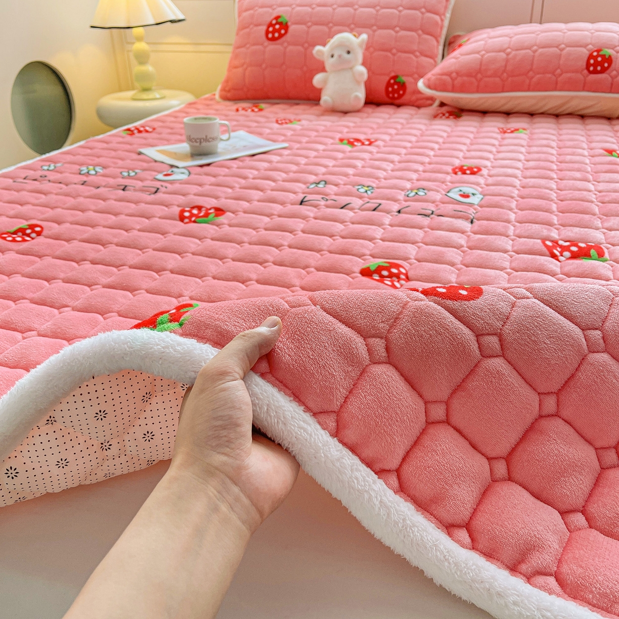 91家纺网 家纺一手货源 找家纺 眠势力 2025新款牛奶绒床垫加绒床褥子秋冬保暖珊瑚绒夹棉床护垫 甜心草莓