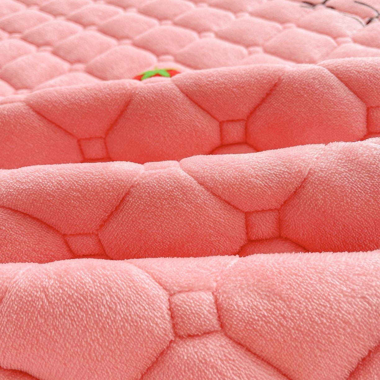 91家纺网 家纺一手货源 找家纺 眠势力 2025新款牛奶绒床垫加绒床褥子秋冬保暖珊瑚绒夹棉床护垫 甜心草莓