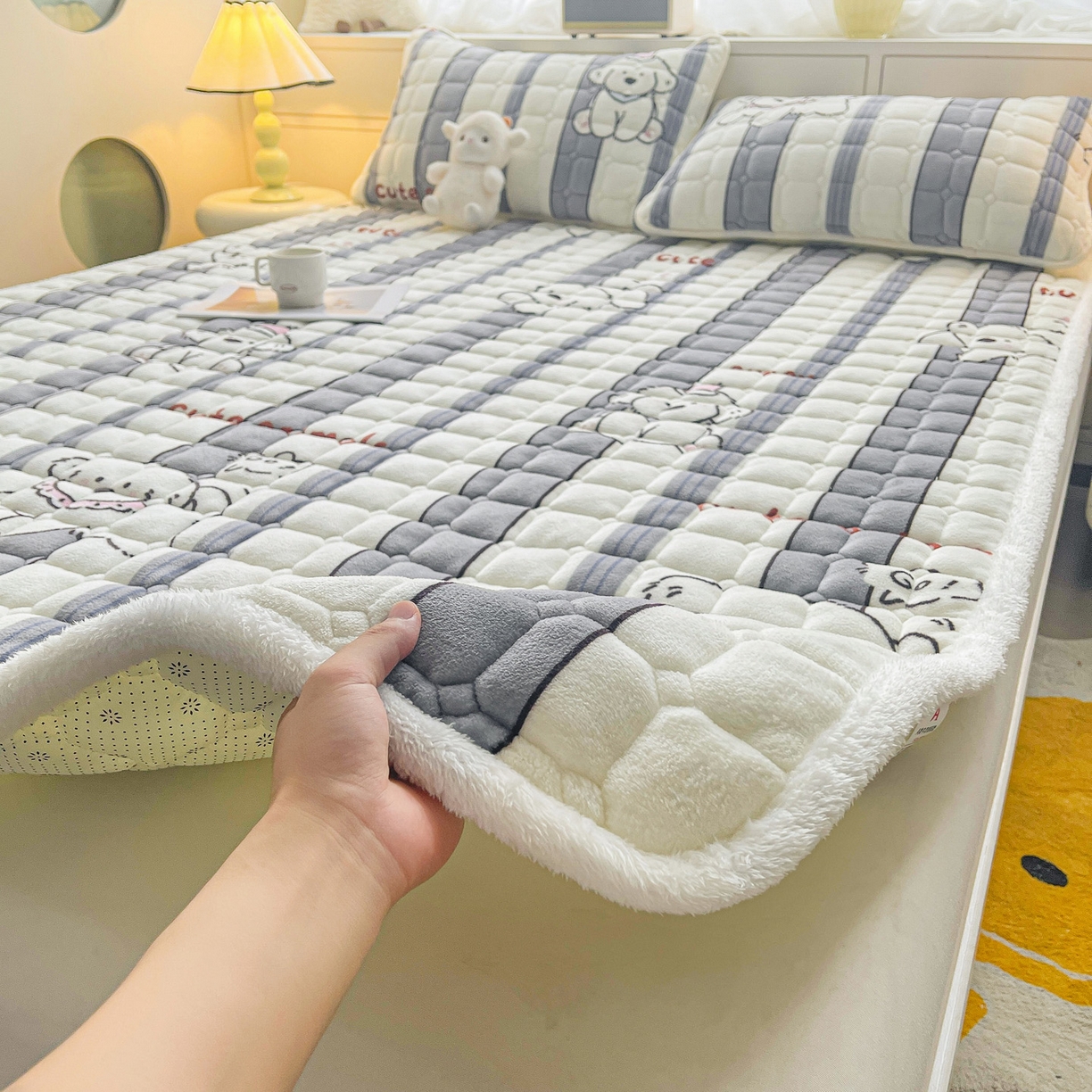 91家纺网 家纺一手货源 找家纺 眠势力 2025新款牛奶绒床垫加绒床褥子秋冬保暖珊瑚绒夹棉床护垫 条纹小狗