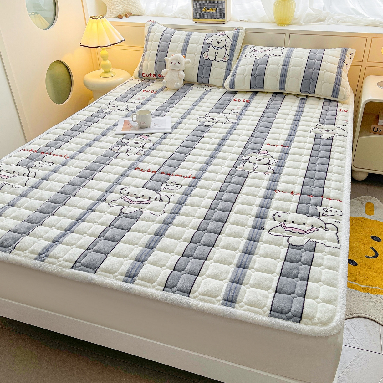 91家纺网 家纺一手货源 找家纺 眠势力 2025新款牛奶绒床垫加绒床褥子秋冬保暖珊瑚绒夹棉床护垫 条纹小狗