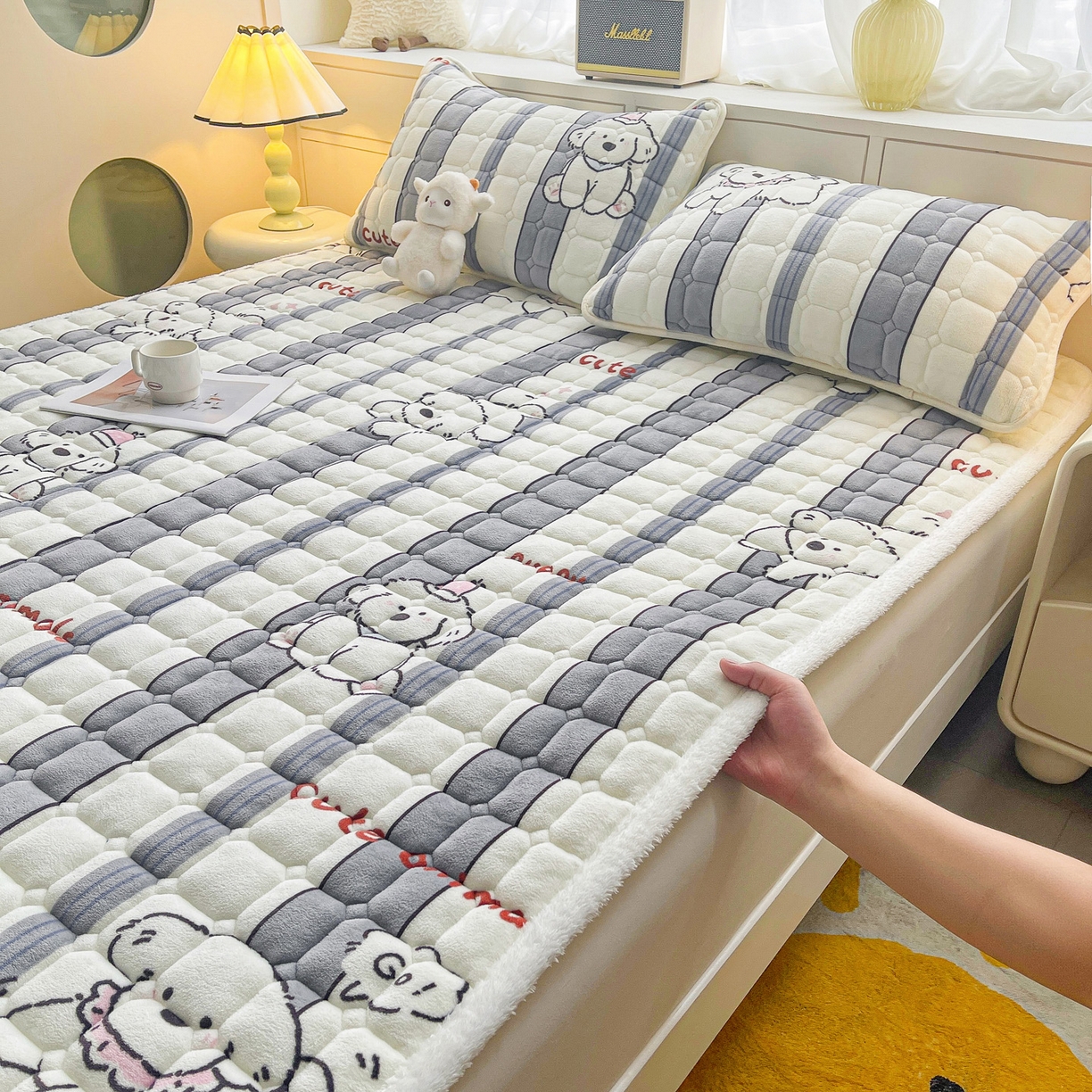 91家纺网 家纺一手货源 找家纺 眠势力 2025新款牛奶绒床垫加绒床褥子秋冬保暖珊瑚绒夹棉床护垫 条纹小狗