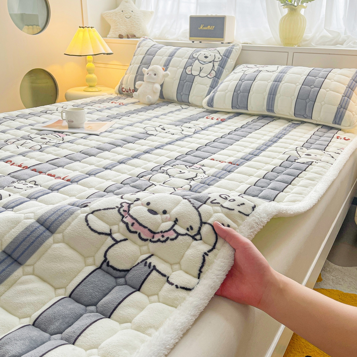 91家纺网 家纺一手货源 找家纺 眠势力 2025新款牛奶绒床垫加绒床褥子秋冬保暖珊瑚绒夹棉床护垫 条纹小狗