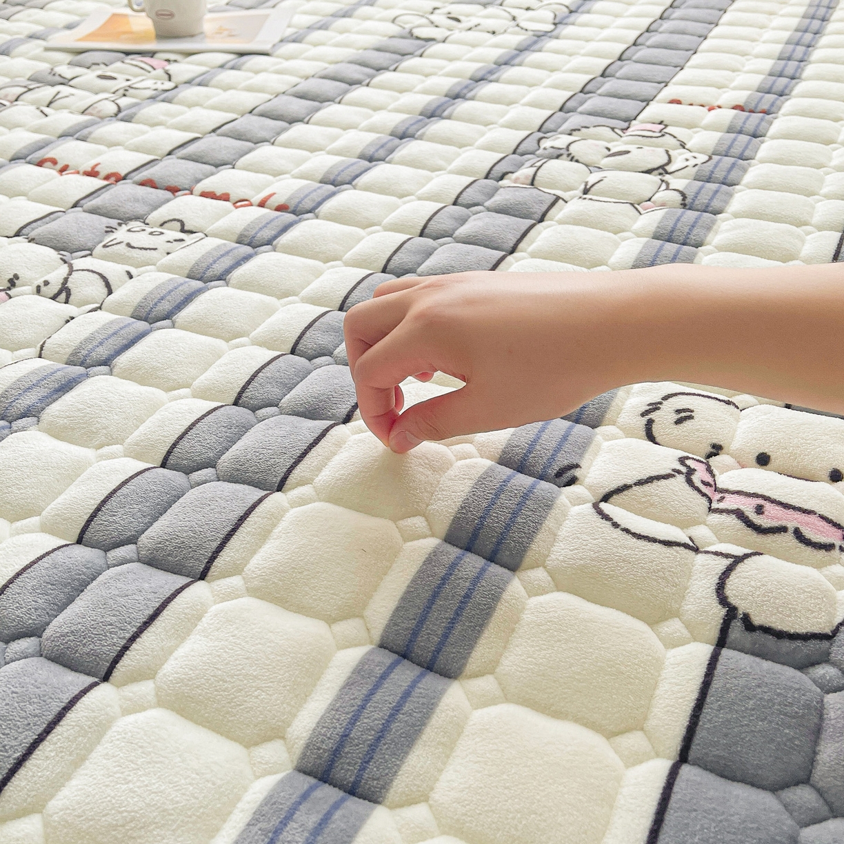 91家纺网 家纺一手货源 找家纺 眠势力 2025新款牛奶绒床垫加绒床褥子秋冬保暖珊瑚绒夹棉床护垫 条纹小狗