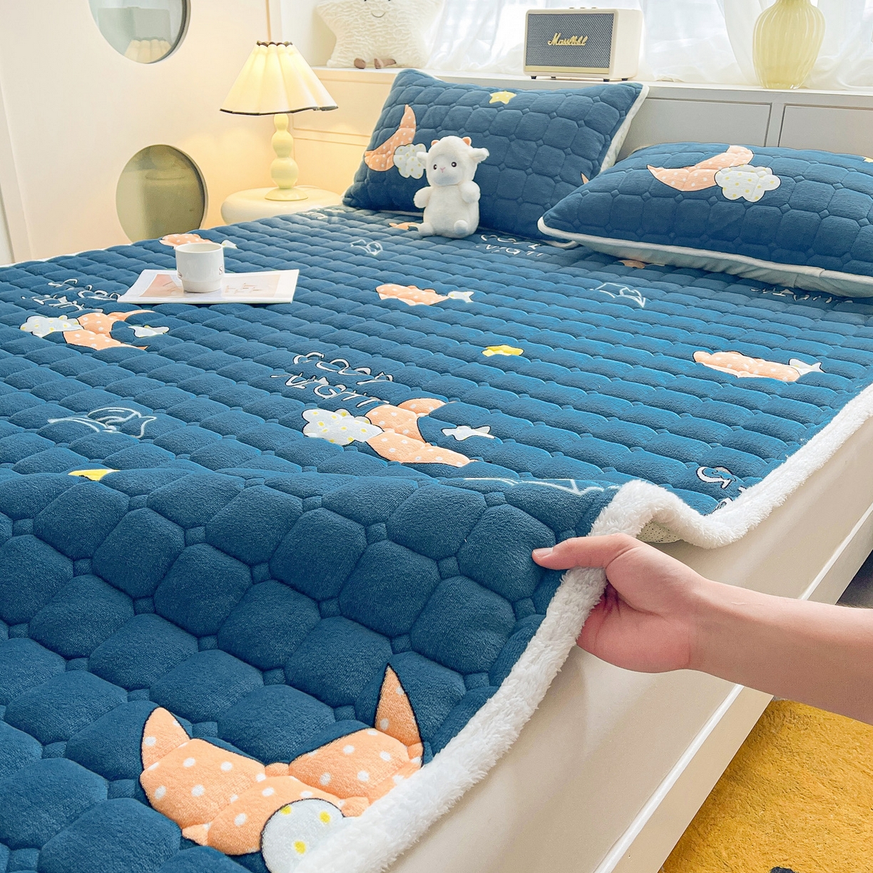 91家纺网 家纺一手货源 找家纺 眠势力 2025新款牛奶绒床垫加绒床褥子秋冬保暖珊瑚绒夹棉床护垫 晚安