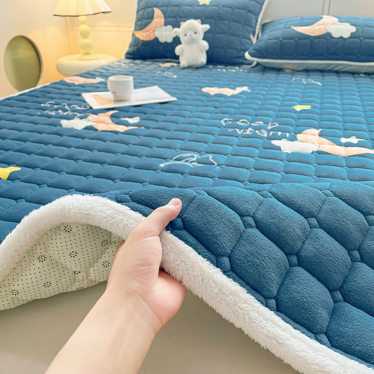 91家纺网 家纺一手货源 找家纺 眠势力 2025新款牛奶绒床垫加绒床褥子秋冬保暖珊瑚绒夹棉床护垫 晚安