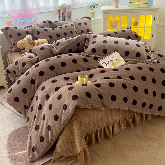 赫梵茜 2025新款亲肤舒适爆款•牛奶绒花边床盖款四件套 咖波点