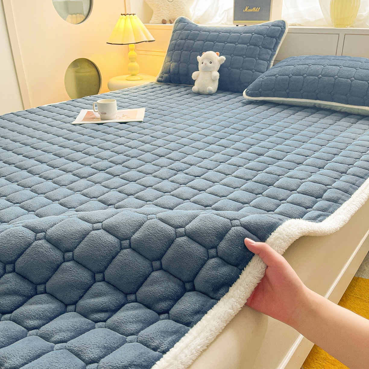 91家纺网 家纺一手货源 找家纺 眠势力 2025新款牛奶绒床垫加绒床褥子秋冬保暖珊瑚绒夹棉床护垫 新黛蓝