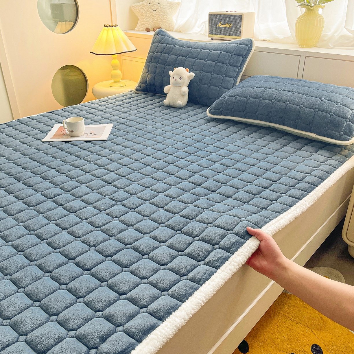 91家纺网 家纺一手货源 找家纺 眠势力 2025新款牛奶绒床垫加绒床褥子秋冬保暖珊瑚绒夹棉床护垫 新黛蓝