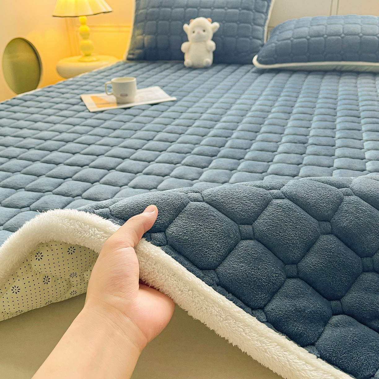 91家纺网 家纺一手货源 找家纺 眠势力 2025新款牛奶绒床垫加绒床褥子秋冬保暖珊瑚绒夹棉床护垫 新黛蓝