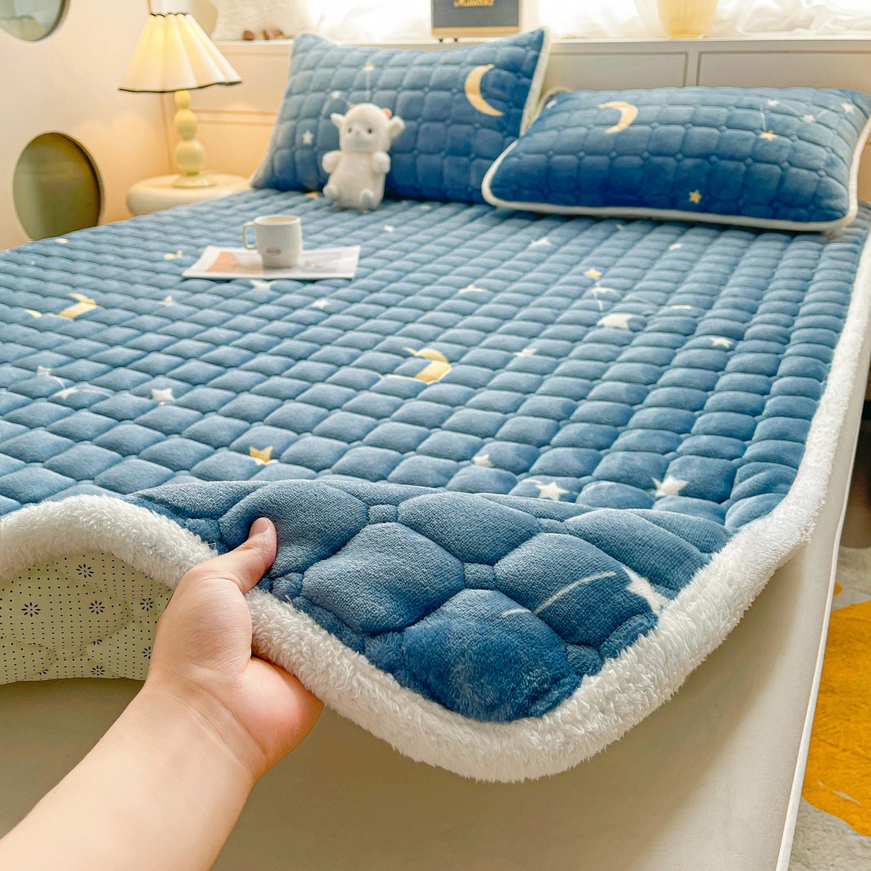91家纺网 家纺一手货源 找家纺 眠势力 2025新款牛奶绒床垫加绒床褥子秋冬保暖珊瑚绒夹棉床护垫 星月