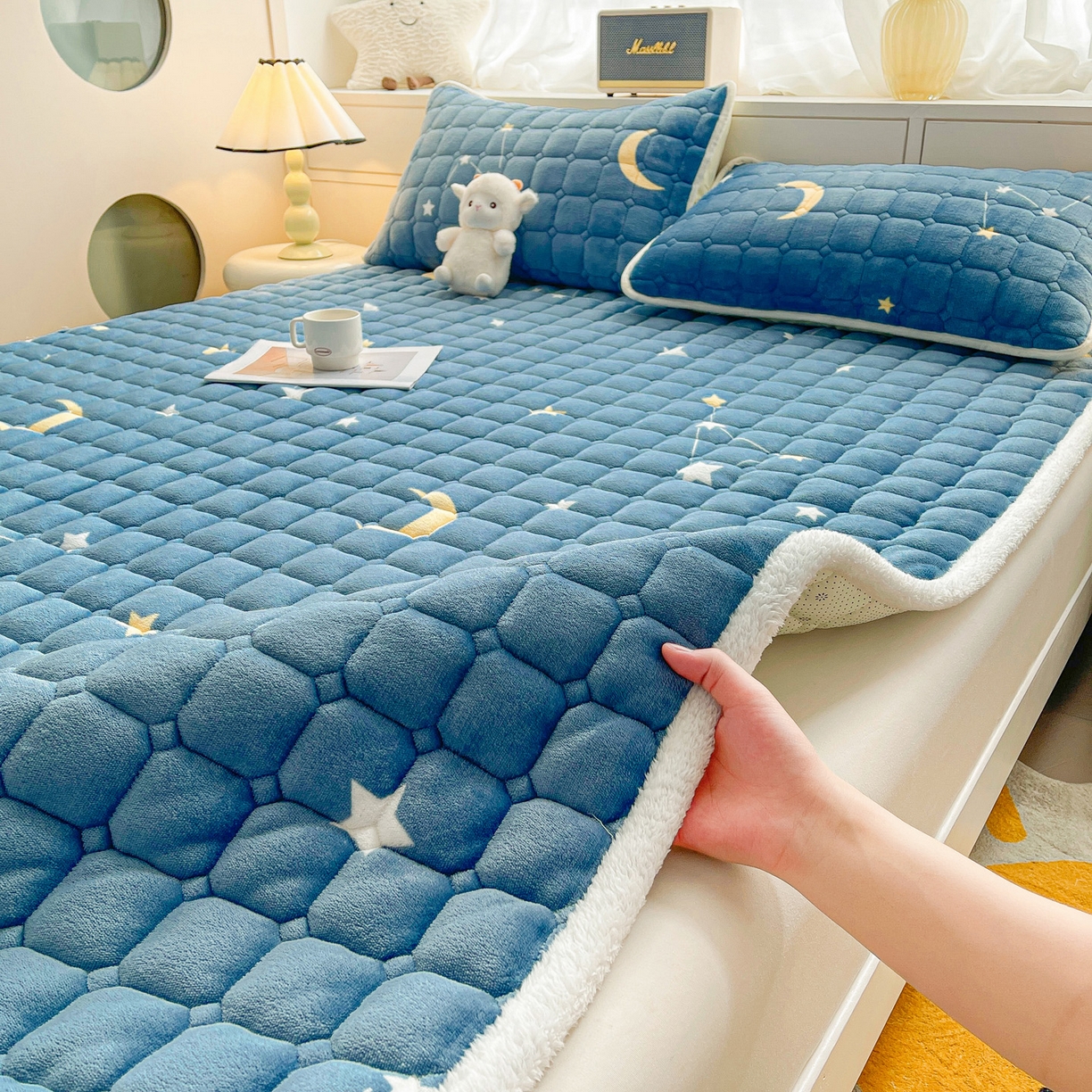 91家纺网 家纺一手货源 找家纺 眠势力 2025新款牛奶绒床垫加绒床褥子秋冬保暖珊瑚绒夹棉床护垫 星月