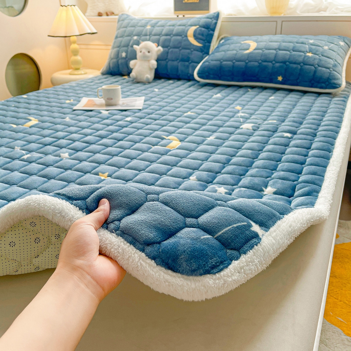 91家纺网 家纺一手货源 找家纺 眠势力 2025新款牛奶绒床垫加绒床褥子秋冬保暖珊瑚绒夹棉床护垫 星月