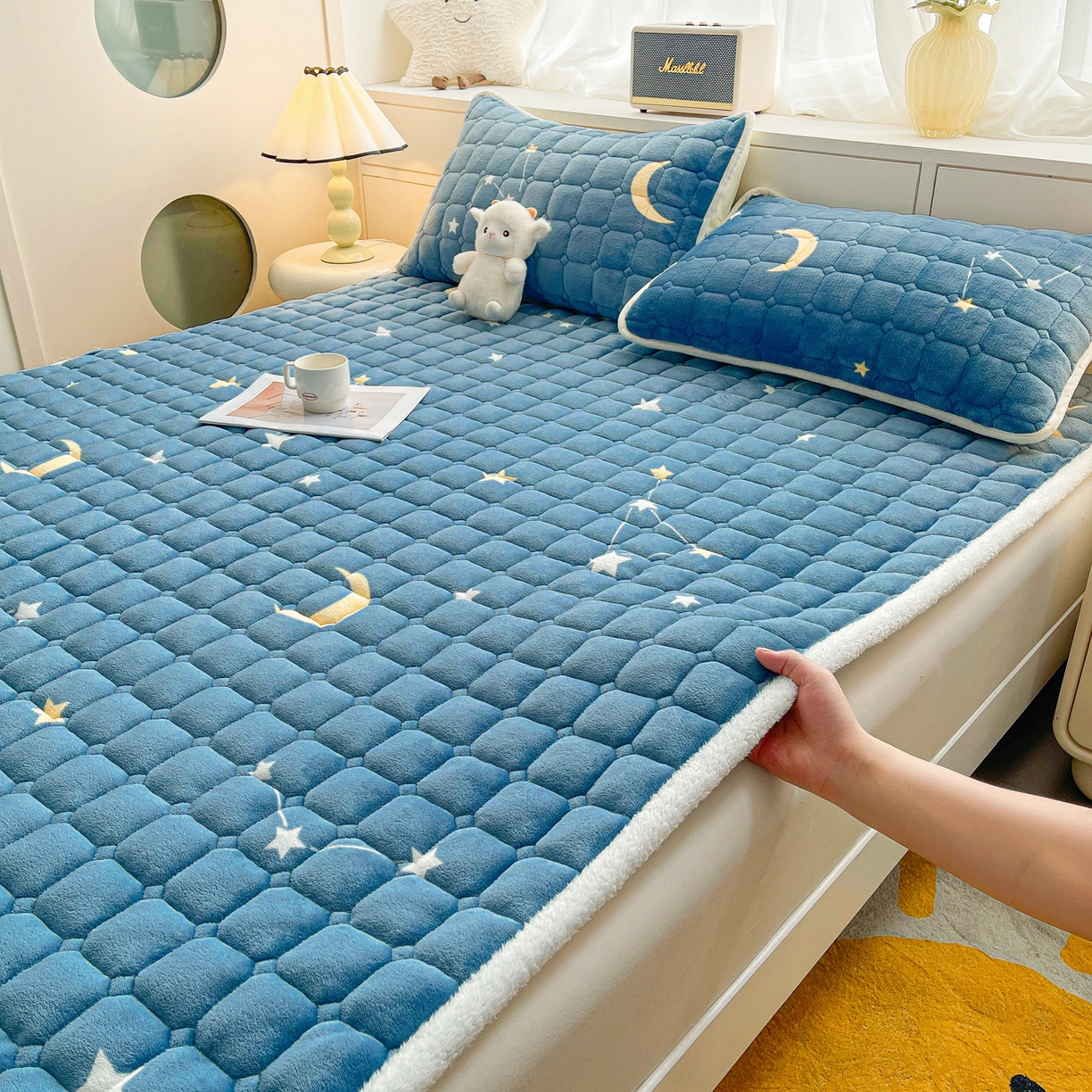 91家纺网 家纺一手货源 找家纺 眠势力 2025新款牛奶绒床垫加绒床褥子秋冬保暖珊瑚绒夹棉床护垫 星月