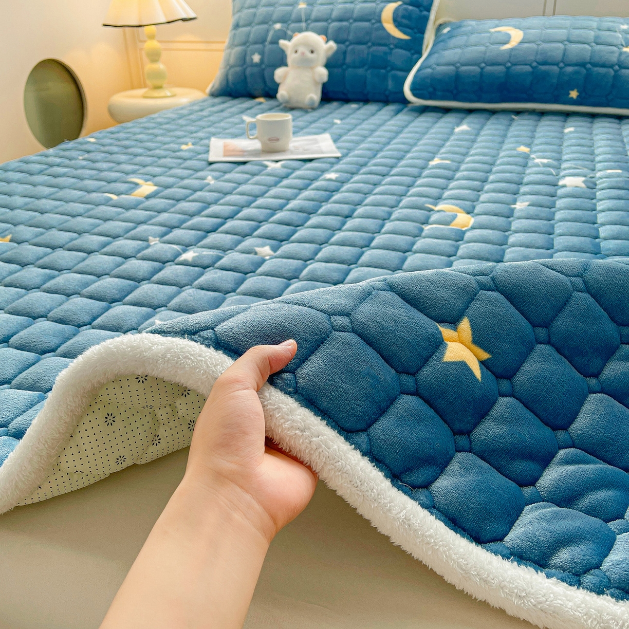 91家纺网 家纺一手货源 找家纺 眠势力 2025新款牛奶绒床垫加绒床褥子秋冬保暖珊瑚绒夹棉床护垫 星月