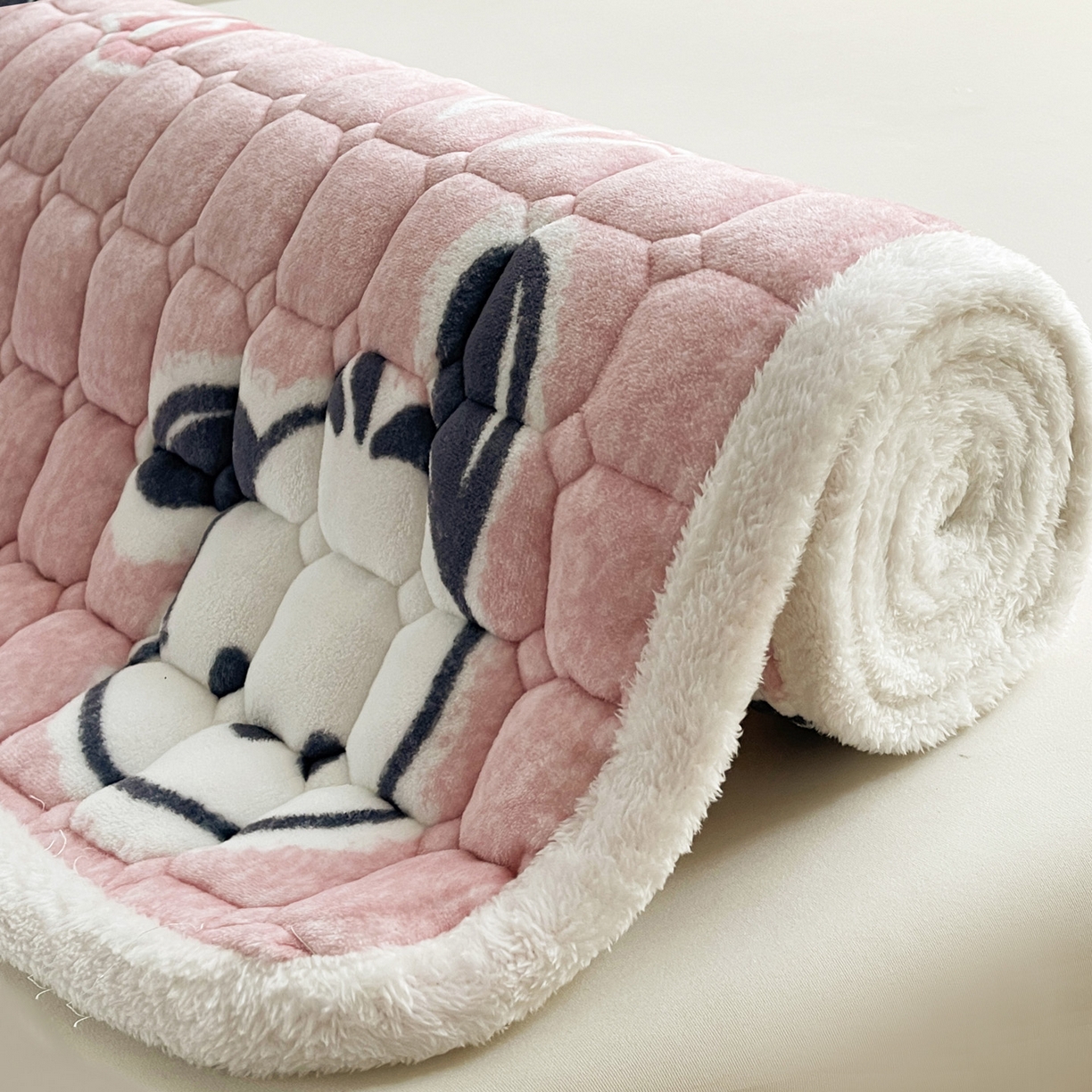 91家纺网 家纺一手货源 找家纺 眠势力 2025新款牛奶绒床垫加绒床褥子秋冬保暖珊瑚绒夹棉床护垫 音符小熊