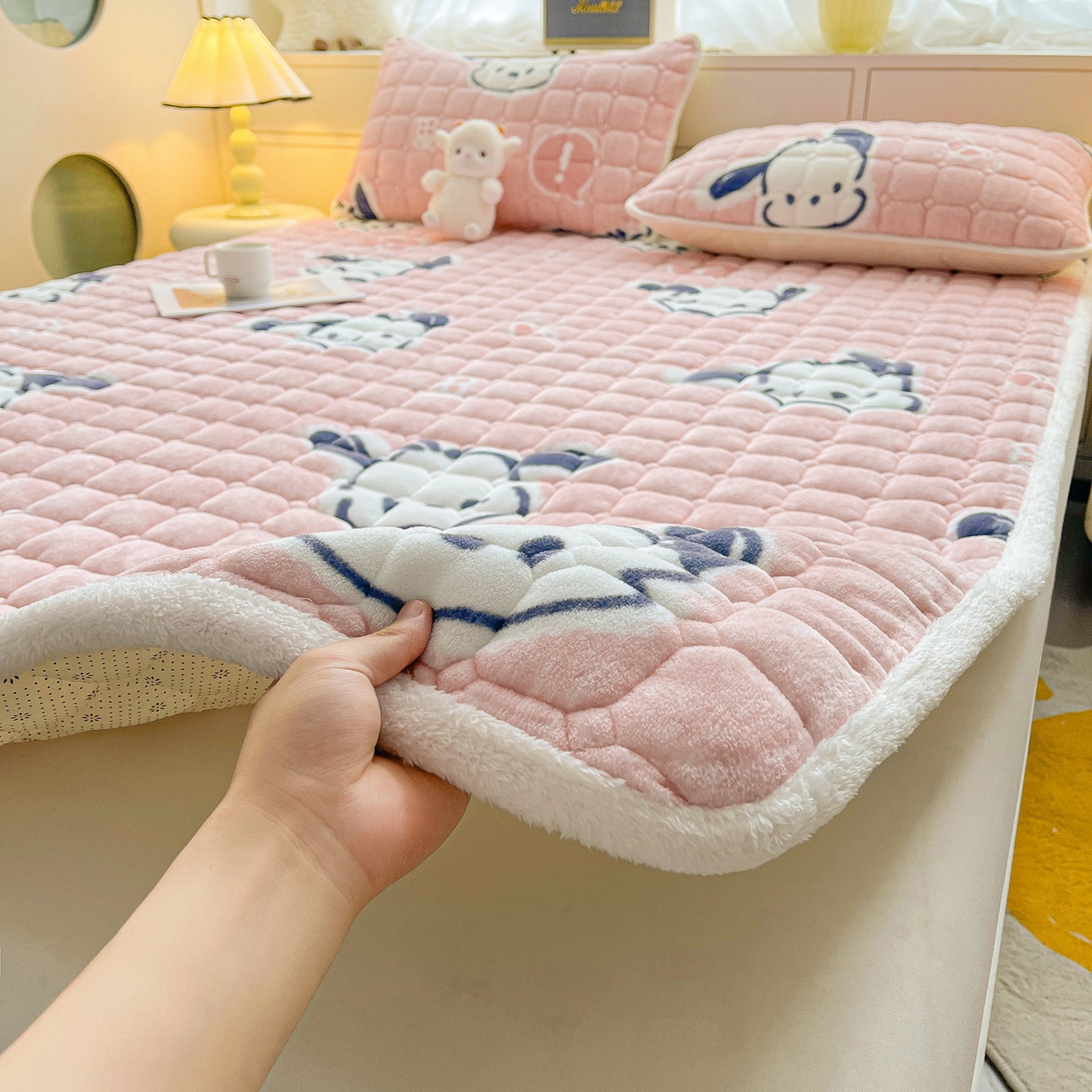91家纺网 家纺一手货源 找家纺 眠势力 2025新款牛奶绒床垫加绒床褥子秋冬保暖珊瑚绒夹棉床护垫 音符小熊