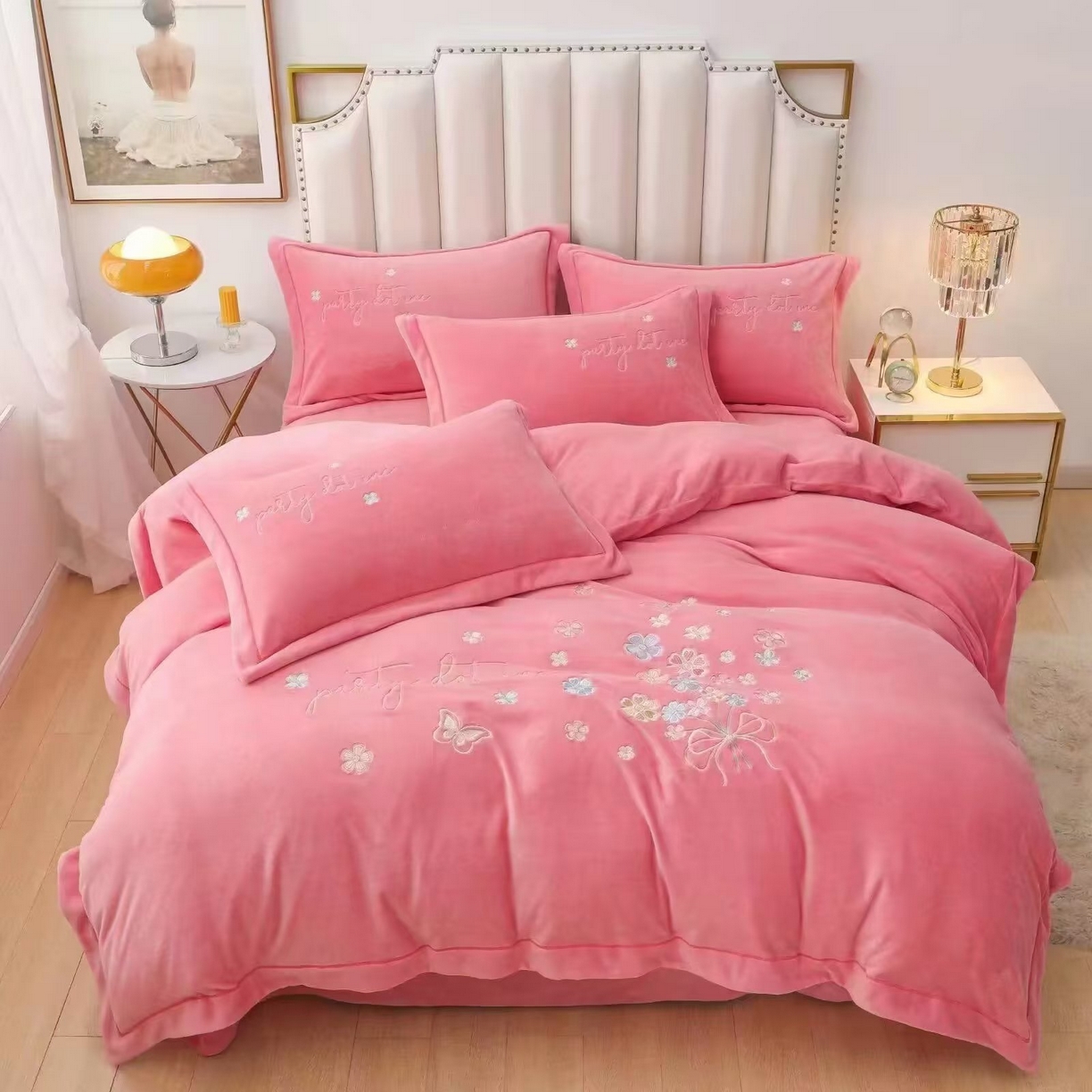 91家纺网 家纺一手货源 找家纺 优姿家纺 2025新款全消光10斤牛奶绒宽边绣花保暖四件套 蝶语花香少女粉