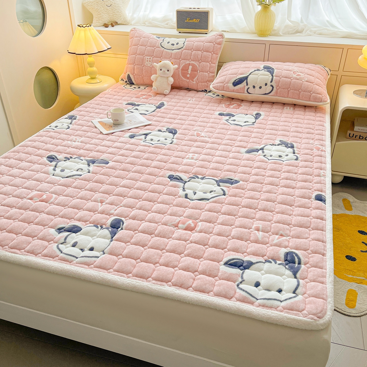 91家纺网 家纺一手货源 找家纺 眠势力 2025新款牛奶绒床垫加绒床褥子秋冬保暖珊瑚绒夹棉床护垫 音符小熊