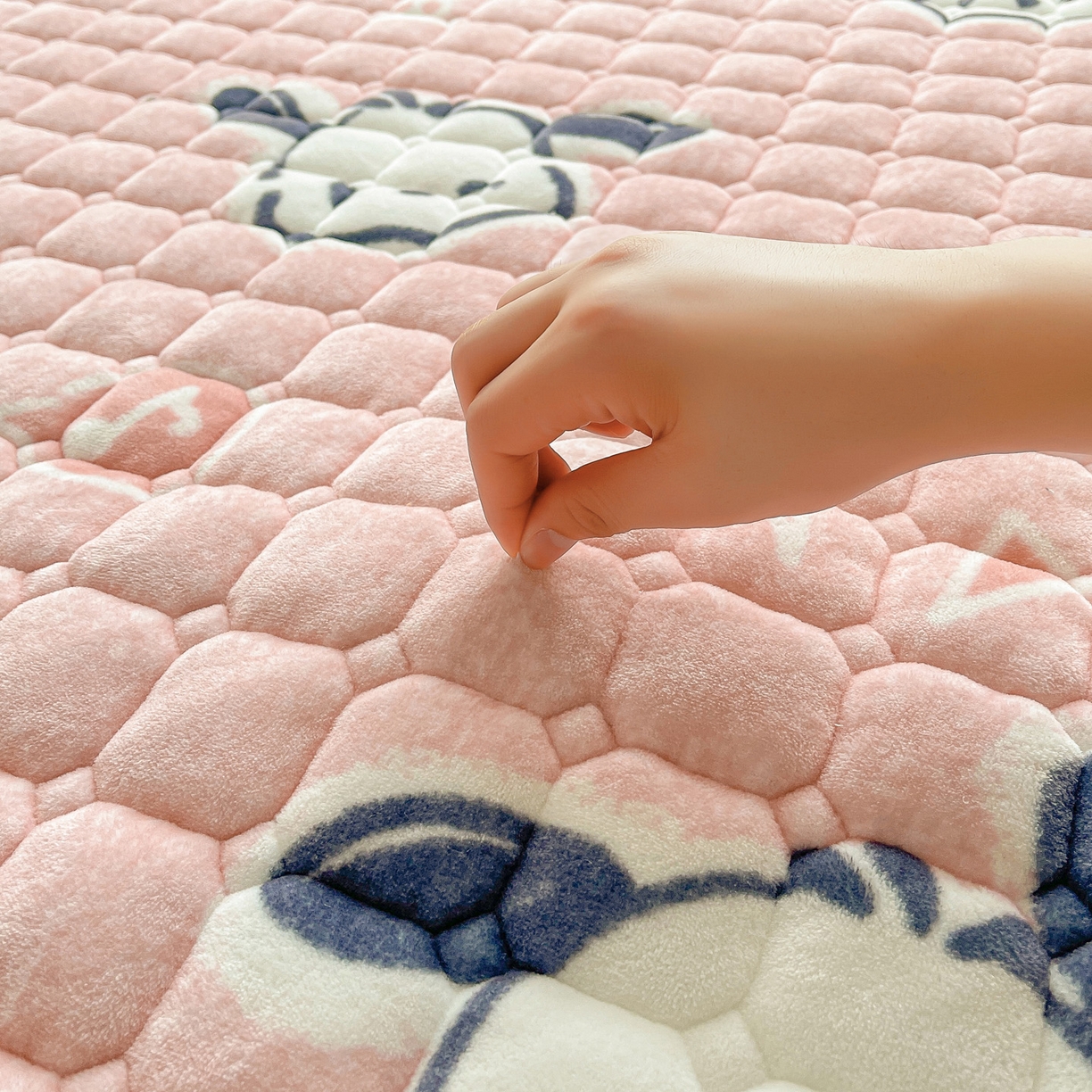 91家纺网 家纺一手货源 找家纺 眠势力 2025新款牛奶绒床垫加绒床褥子秋冬保暖珊瑚绒夹棉床护垫 音符小熊