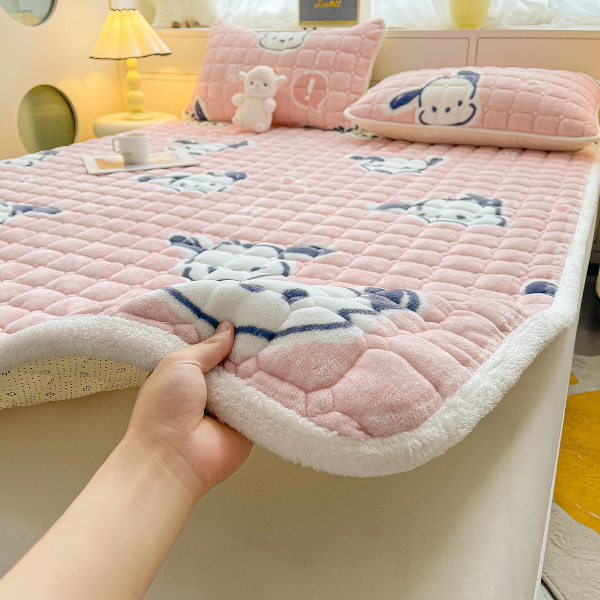 91家纺网 家纺一手货源 找家纺 眠势力 2025新款牛奶绒床垫加绒床褥子秋冬保暖珊瑚绒夹棉床护垫 音符小熊