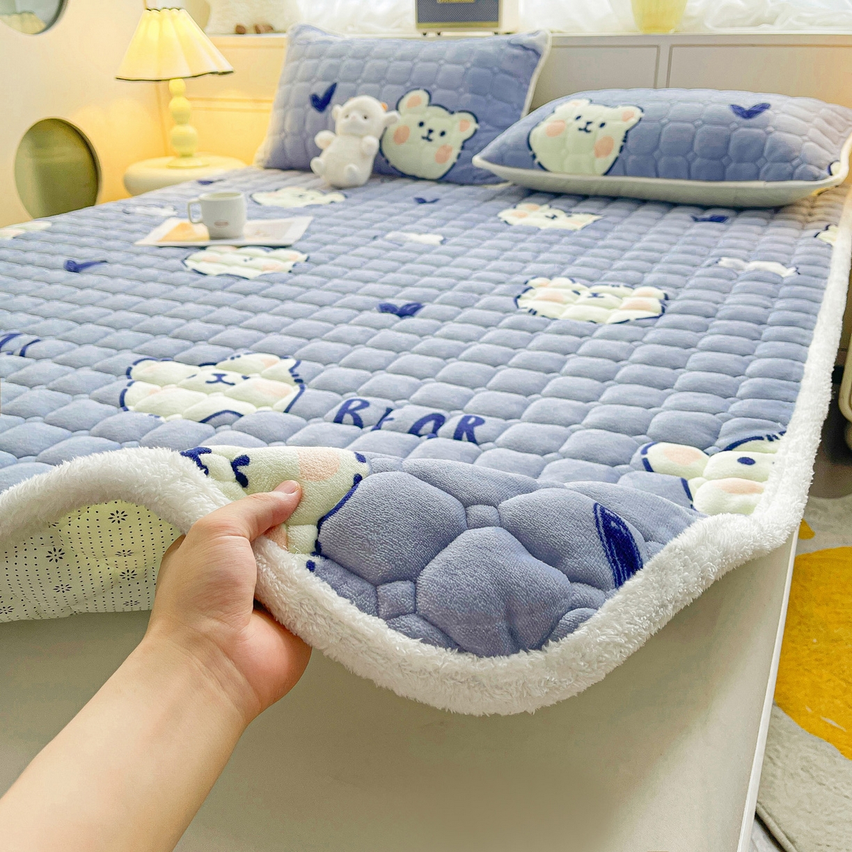 91家纺网 家纺一手货源 找家纺 眠势力 2025新款牛奶绒床垫加绒床褥子秋冬保暖珊瑚绒夹棉床护垫 云朵小熊