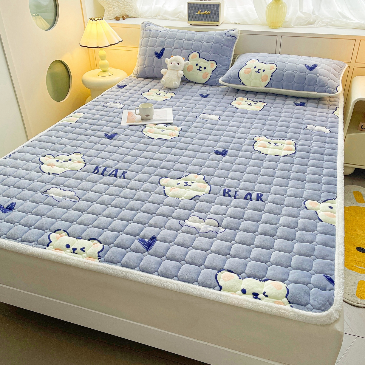 91家纺网 家纺一手货源 找家纺 眠势力 2025新款牛奶绒床垫加绒床褥子秋冬保暖珊瑚绒夹棉床护垫 云朵小熊