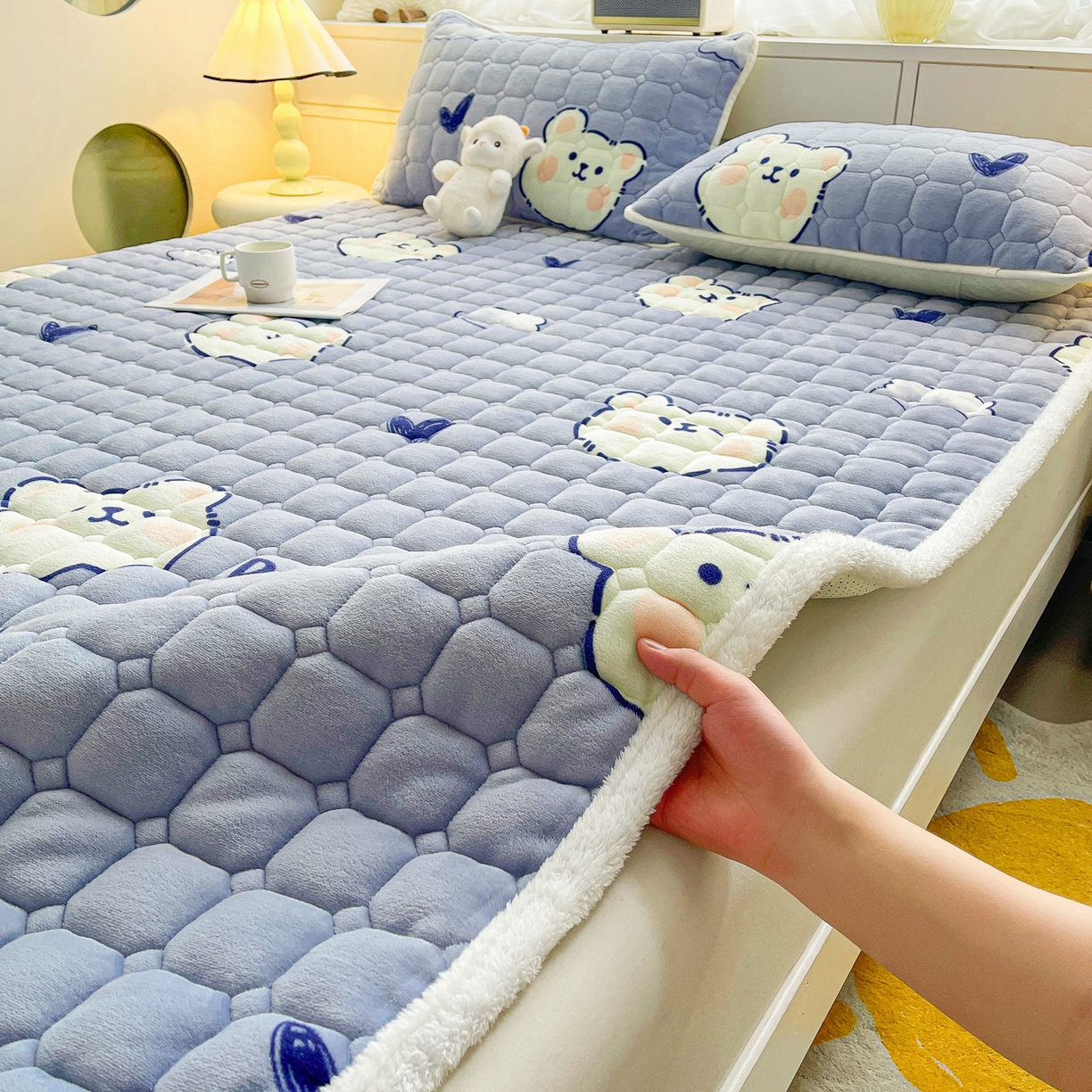 91家纺网 家纺一手货源 找家纺 眠势力 2025新款牛奶绒床垫加绒床褥子秋冬保暖珊瑚绒夹棉床护垫 云朵小熊