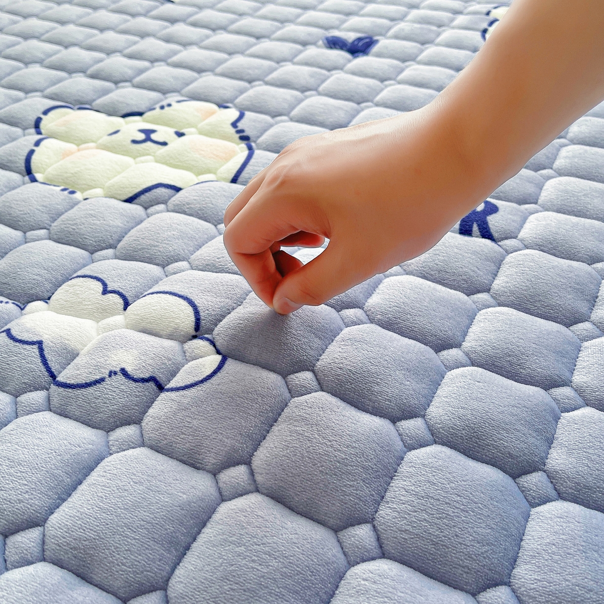 91家纺网 家纺一手货源 找家纺 眠势力 2025新款牛奶绒床垫加绒床褥子秋冬保暖珊瑚绒夹棉床护垫 云朵小熊