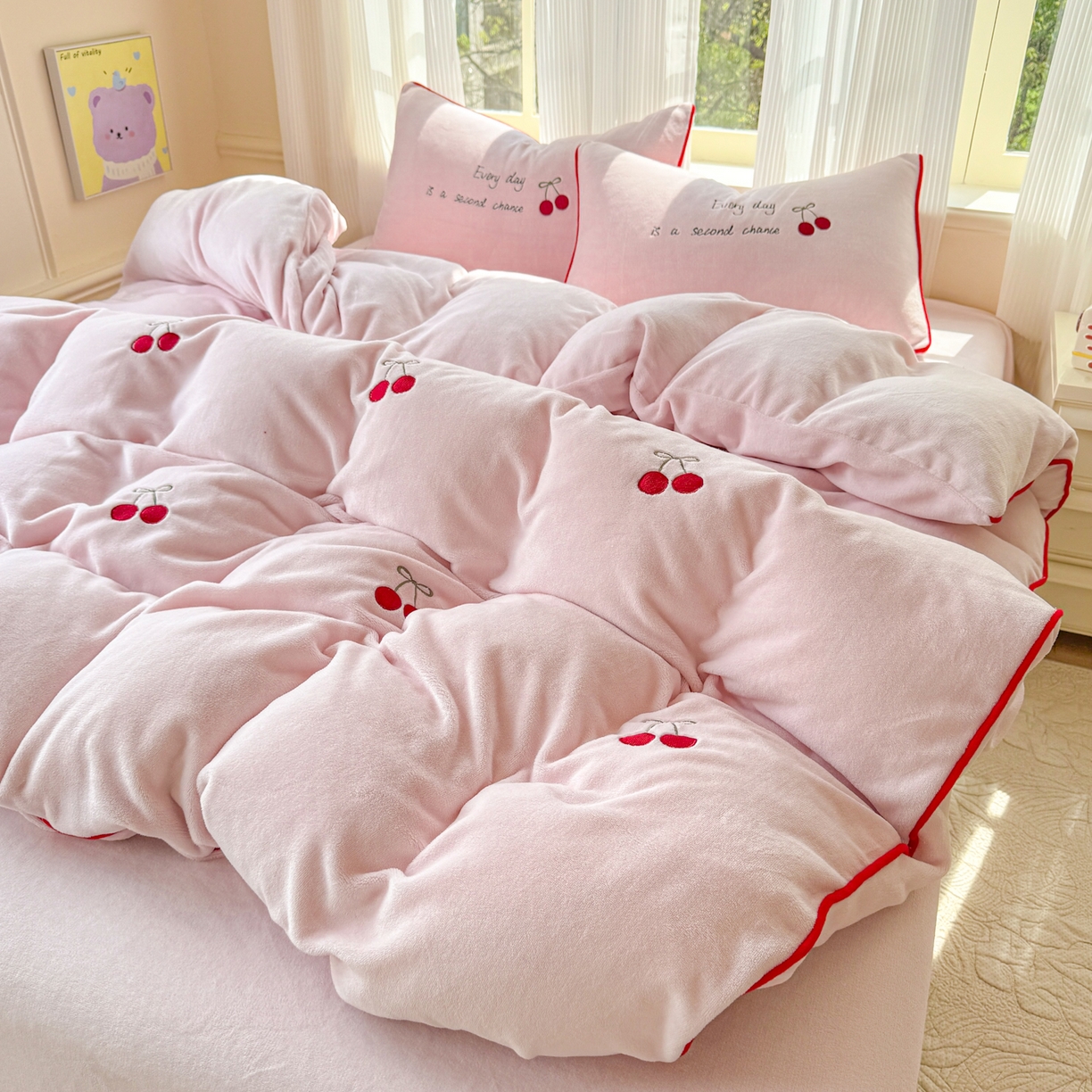 91家纺网 家纺一手货源 找家纺 KA家纺 2025新款绣花嵌绳牛奶绒四件套-元气满满系列 元气满满粉