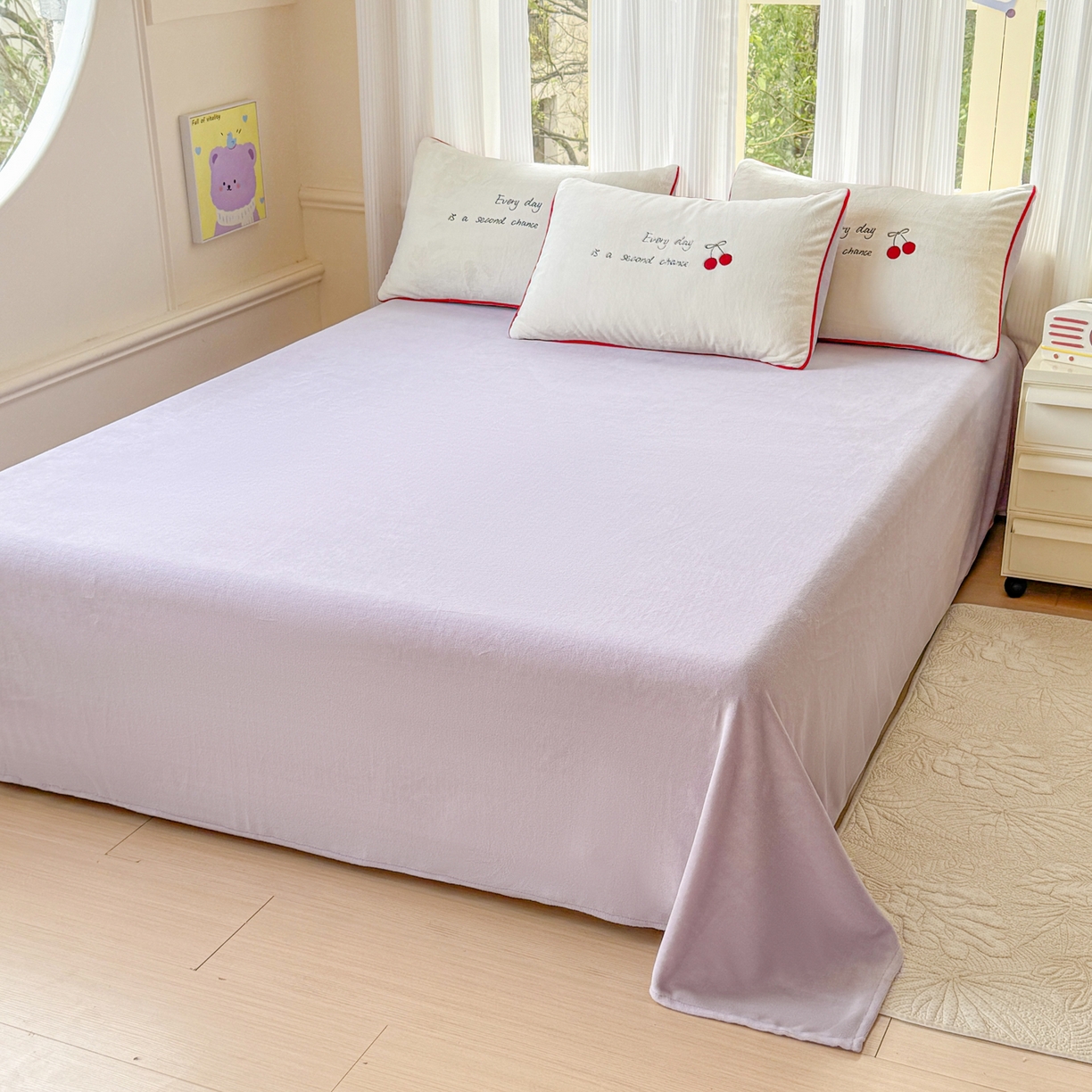 91家纺网 家纺一手货源 找家纺 KA家纺 2025新款绣花嵌绳牛奶绒四件套-元气满满系列 元气满满奶昔白紫