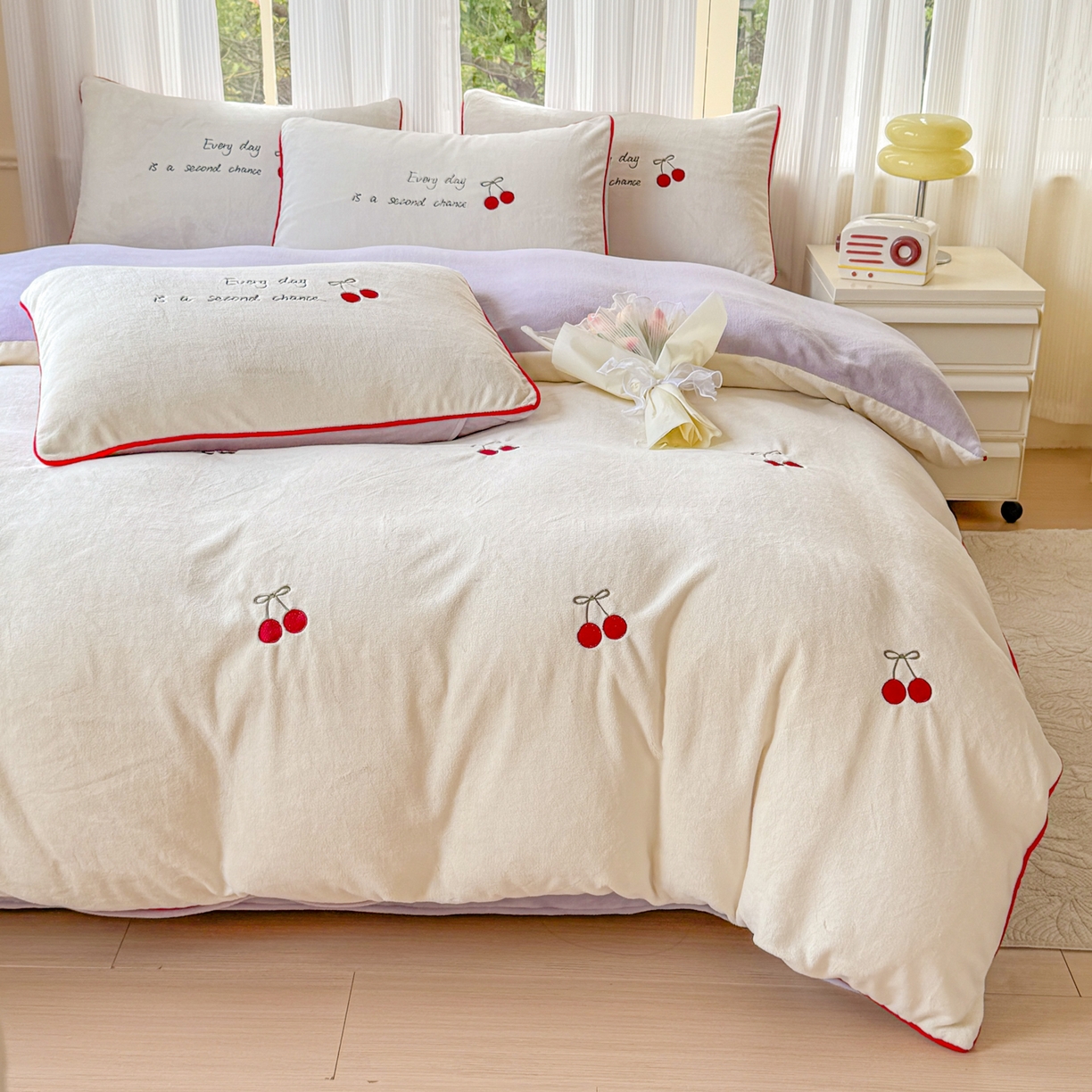 91家纺网 家纺一手货源 找家纺 KA家纺 2025新款绣花嵌绳牛奶绒四件套-元气满满系列 元气满满奶昔白紫