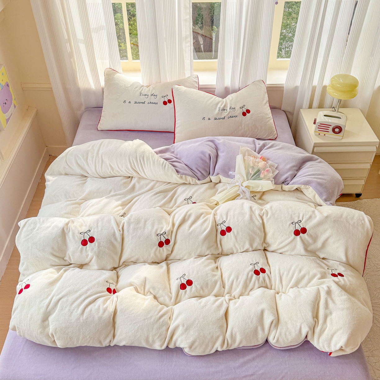 91家纺网 家纺一手货源 找家纺 KA家纺 2025新款绣花嵌绳牛奶绒四件套-元气满满系列 元气满满奶昔白紫