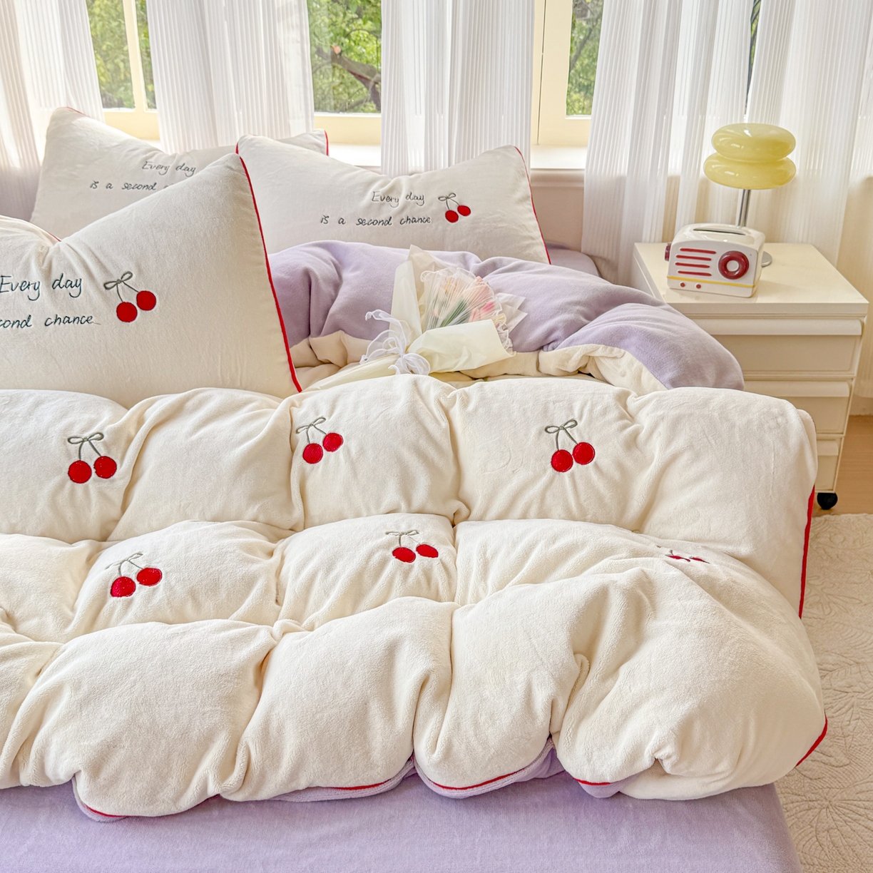 91家纺网 家纺一手货源 找家纺 KA家纺 2025新款绣花嵌绳牛奶绒四件套-元气满满系列 元气满满奶昔白紫