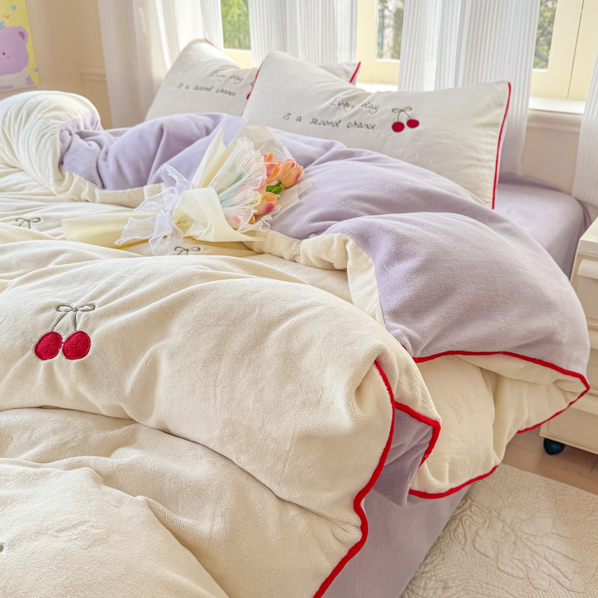 91家纺网 家纺一手货源 找家纺 KA家纺 2025新款绣花嵌绳牛奶绒四件套-元气满满系列 元气满满奶昔白紫