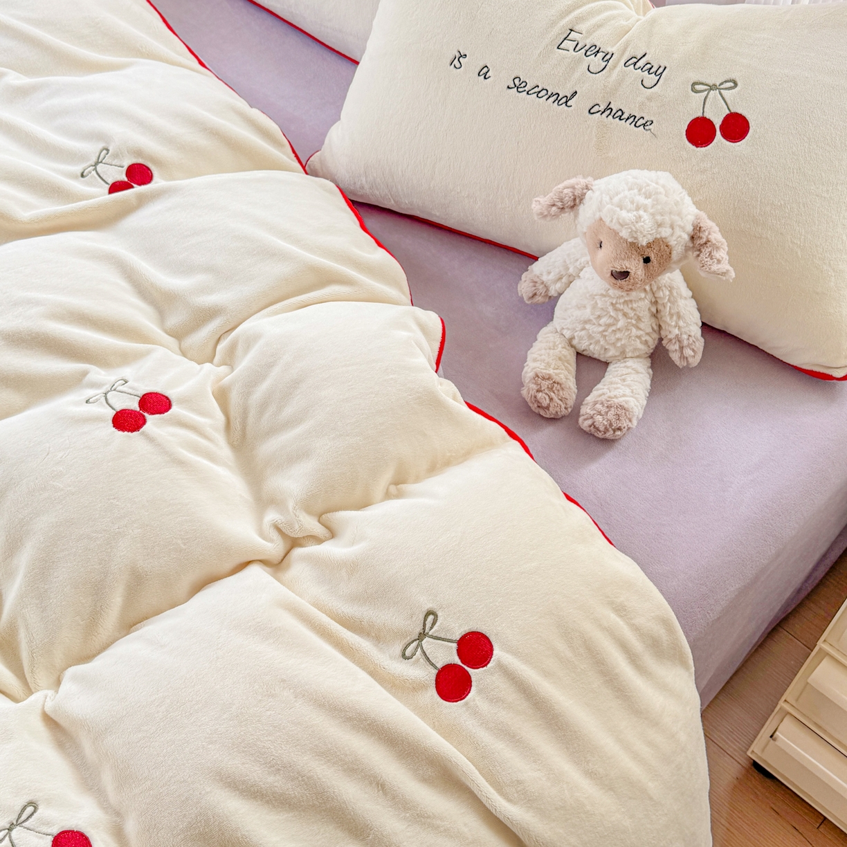 91家纺网 家纺一手货源 找家纺 KA家纺 2025新款绣花嵌绳牛奶绒四件套-元气满满系列 元气满满奶昔白紫