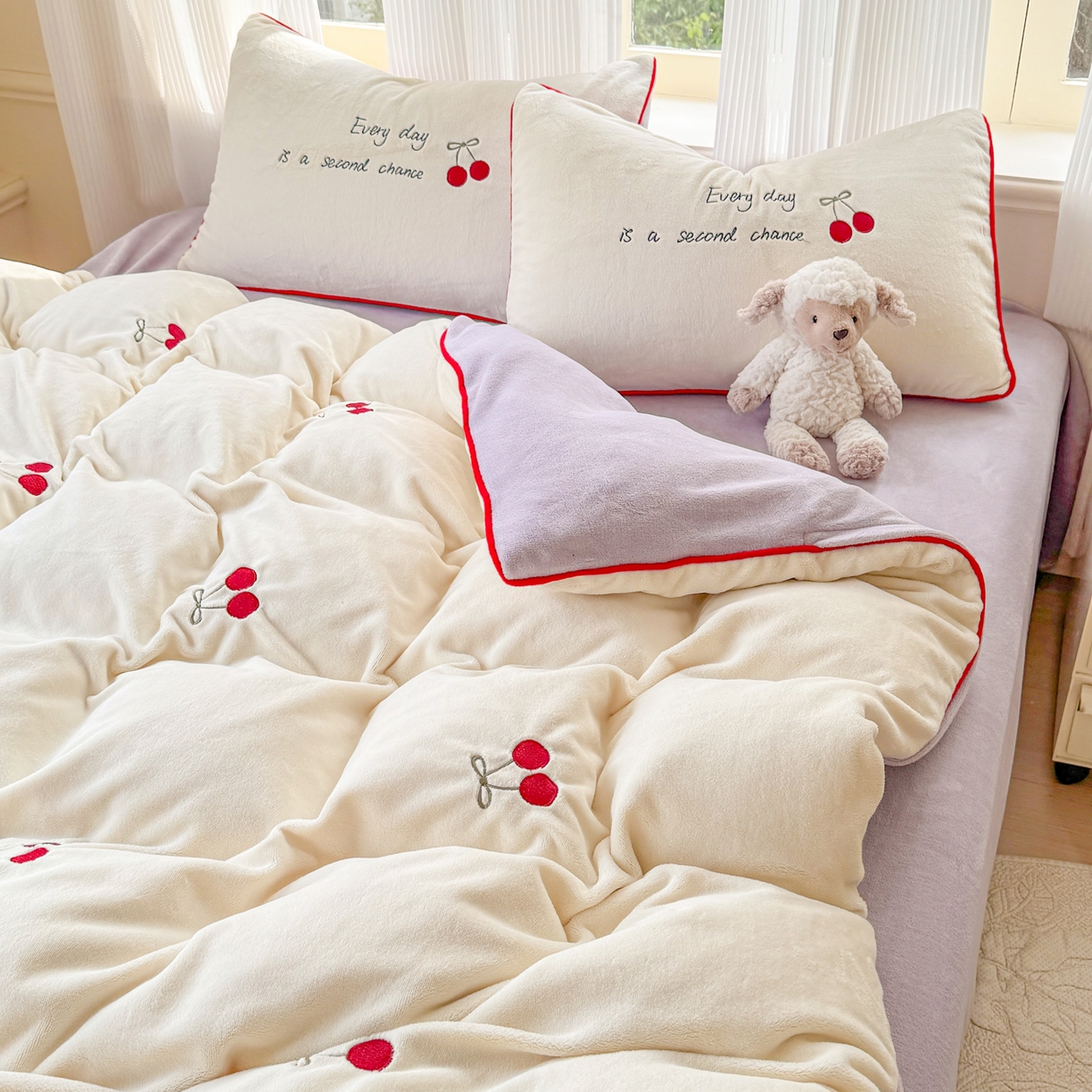 91家纺网 家纺一手货源 找家纺 KA家纺 2025新款绣花嵌绳牛奶绒四件套-元气满满系列 元气满满奶昔白紫