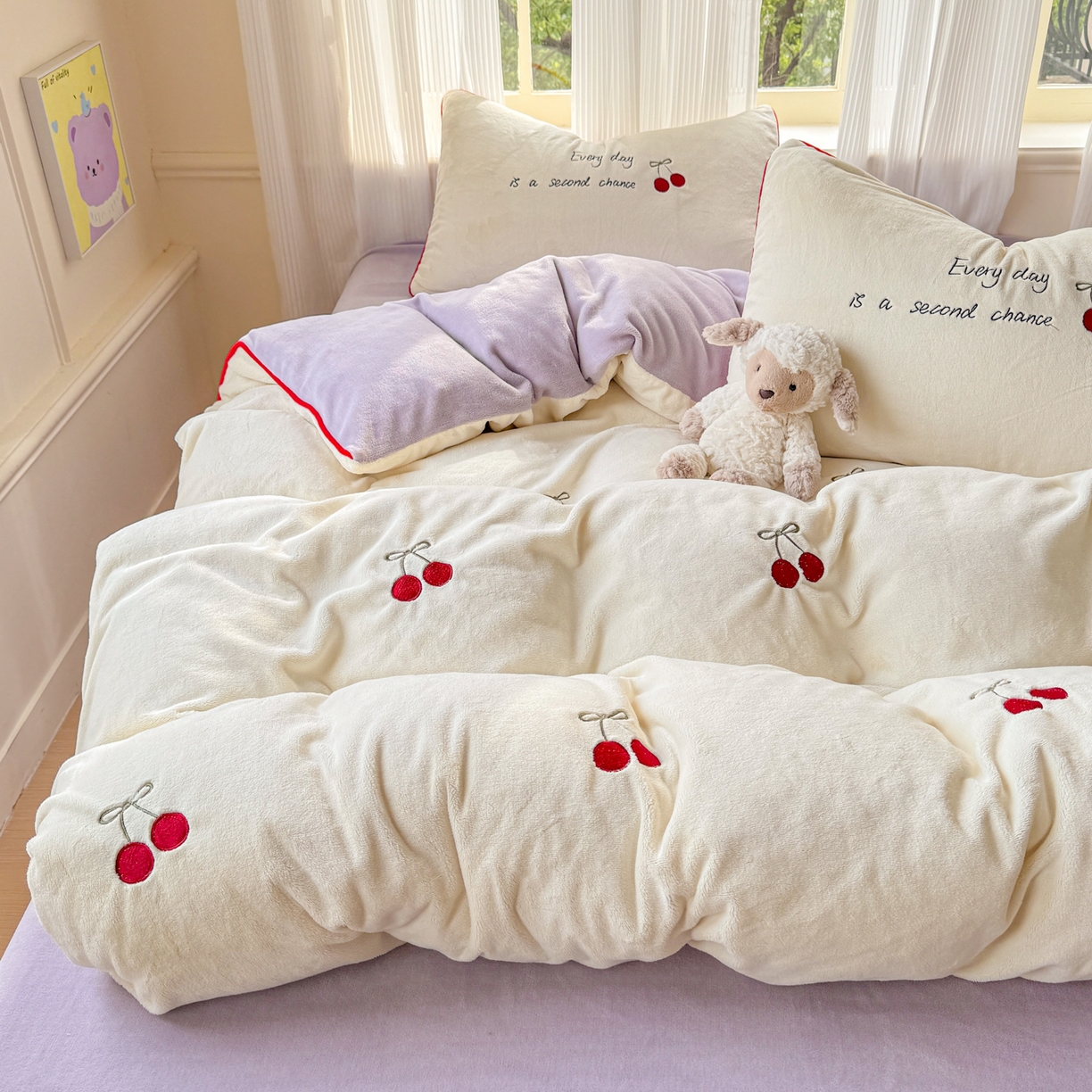 91家纺网 家纺一手货源 找家纺 KA家纺 2025新款绣花嵌绳牛奶绒四件套-元气满满系列 元气满满奶昔白紫