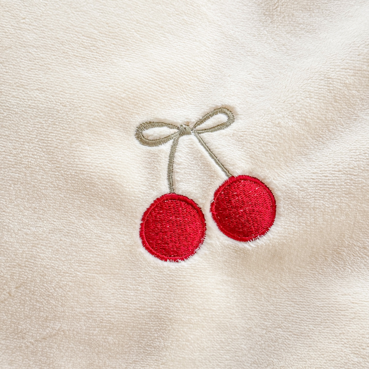 91家纺网 家纺一手货源 找家纺 KA家纺 2025新款绣花嵌绳牛奶绒四件套-元气满满系列 元气满满奶昔白紫